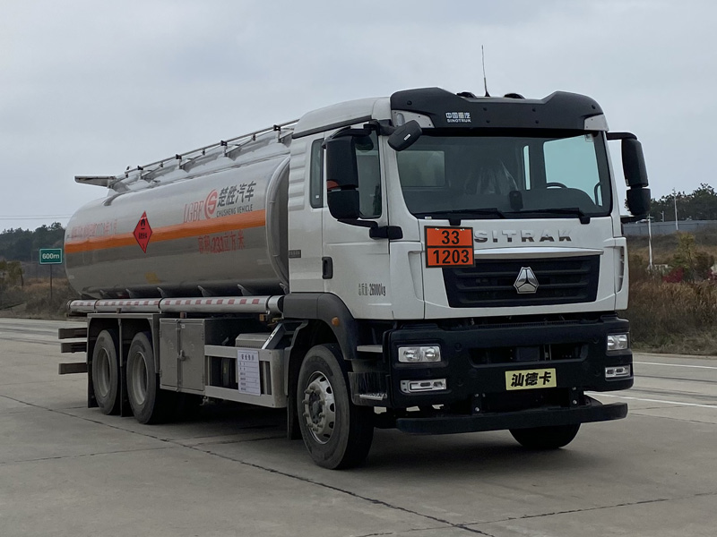 楚勝牌CSC5268GYYLZK6型鋁合金運油車